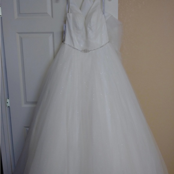 Brand new Alfred Angelo wedding gown - Picture 11 of 13